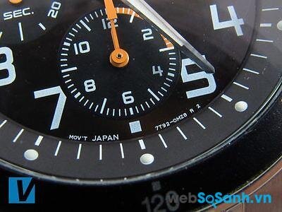 Model của đồng hồ Seiko chính hãng được khắc tại vị trí 6 giờ