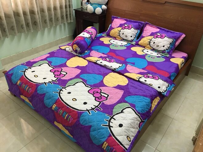 Bộ chăn ga gối đệm Hello Kitty này bao gồm một chăn bông ruột 190x210cm, một ga bông và hai vỏ gối đầu. Hiện tại sản phẩm đang được bán trên thị trường với giá chỉ từ 800.000 - 1.200.000VND