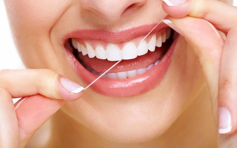 Dùng chỉ nha khoa giúp loại sạch được các mảng bám nơi kẽ răng hiệu quả 