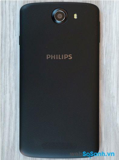 Lớp vỏ nhựa có thiết kế giả da tạo vẻ sang trọng cho điện thoại Philips Xenium I928