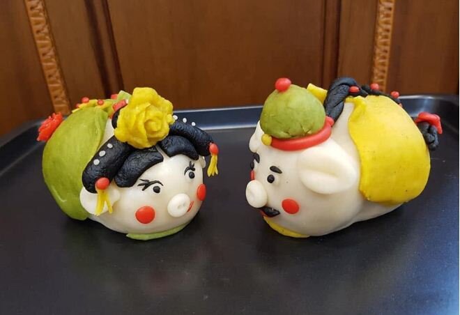 Những chiếc bánh trung thu con heo handmade cũng được các fan Diên hi phù phép thành mặt của Hoàng Thượng và Ngụy Anh Lạc sau đó là nhiều nhân vật phi tần khác.