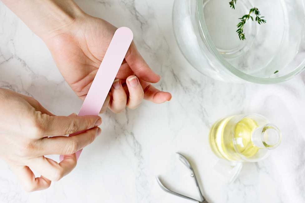 Cách sơn móng tay đẹp chị em có thể làm ở nhà