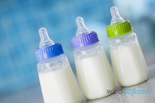 Có nên dùng song song sữa mẹ và sữa công thức cho bé