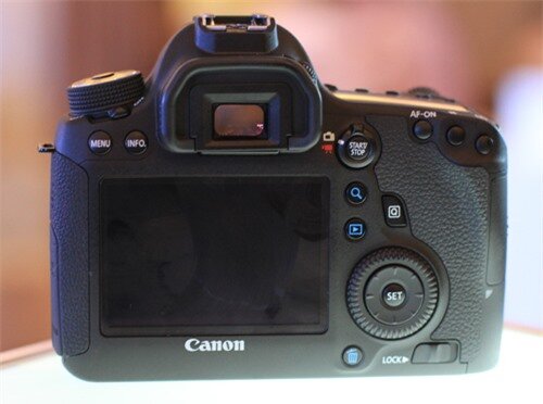 Canon EOS 6D là một chiếc máy ảnh đáng để sở hữu khi nó mang đến chất lượng ảnh hoàn hảo và hiệu suất chụp ảnh vượt trội. Bạn sẽ cảm nhận được sự thoải mái trong khi chụp ảnh và sẽ muốn chia sẻ những tác phẩm của mình với mọi người ngay lập tức.