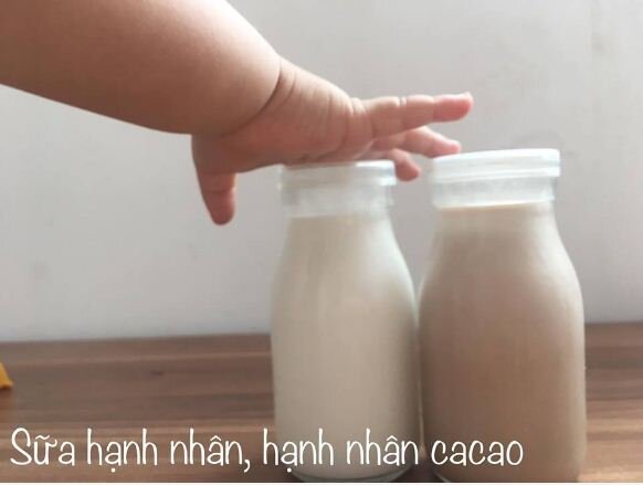 Hạnh nhân ngâm 12-24h (rửa thay nước vài lần), bóc vỏ -> xay -> lọc -> thêm bột cacao nguyên chất lắc đều để tạo thêm vị