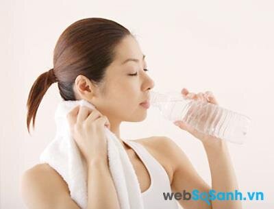 Uống nước đầy đủ là cách để cải thiện làn da do ngồi điều hòa nhiều