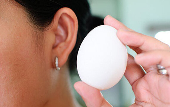 Lắc trứng để chọn trứng ngon