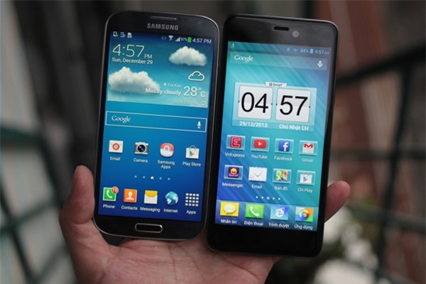 Q-Smart Dream SI đọ màn hình cùng Samsung Galaxy S4 1