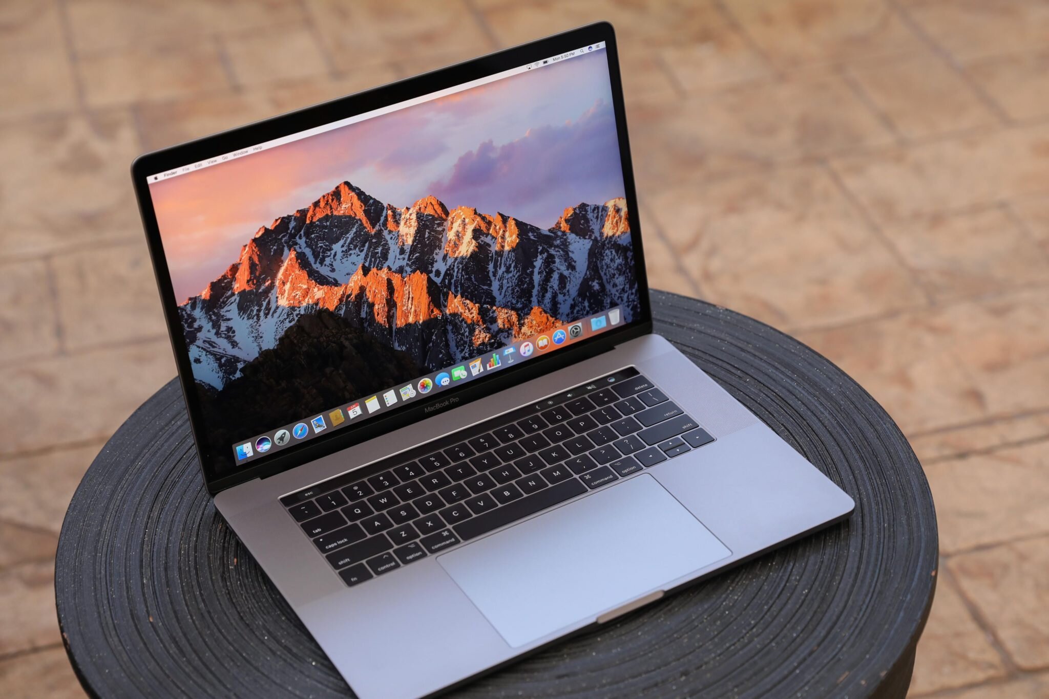 Macbook 2017 với thiết kế mỏng nhẹ và đẹp mắt