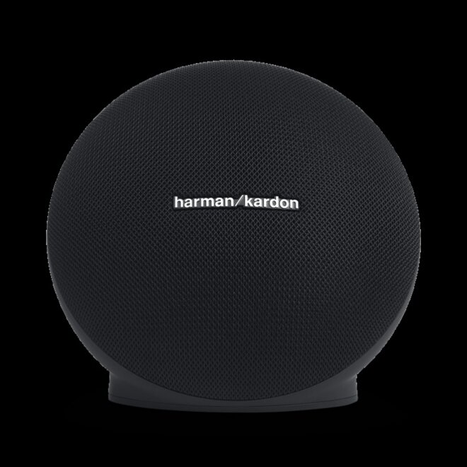 loa Harman Kardon Mini đã được bỏ đi 2 chân đế và thay bằng một chiếc đế bằng để chú trọng vào sự tiện dụng