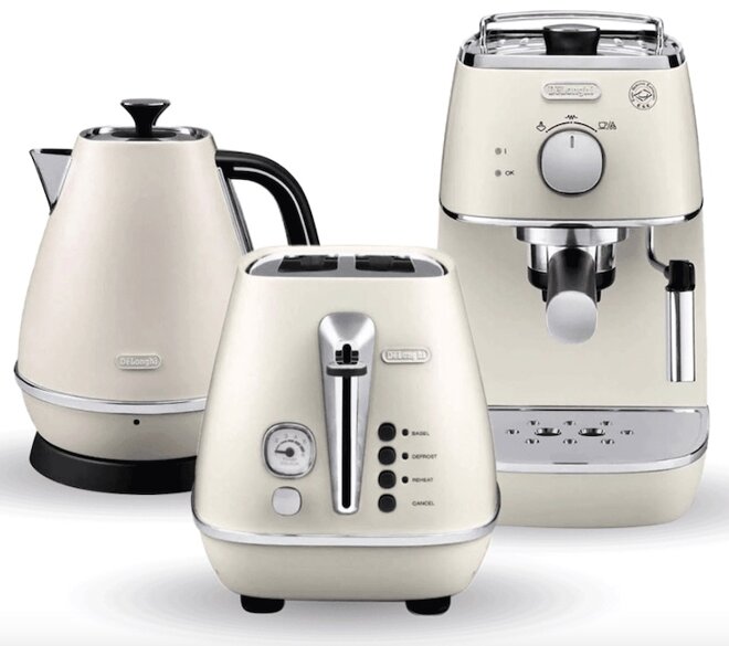 Bộ 3 sản phẩm gồm: Máy pha cà phê tự động DeLonghi, ấm đun nước DeLonghi và lò nướng bánh mỳ DeLonghi được nhiều gia đình chọn lựa cho bữa sáng tại nhà