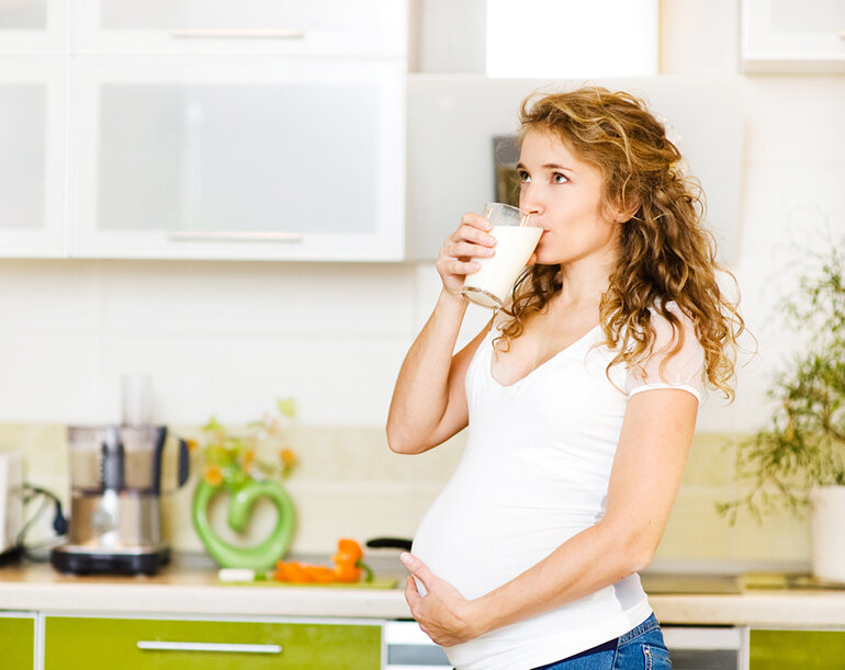Mẹ bầu có thể cho bé uống kết hợp giữa 2 loại sữa