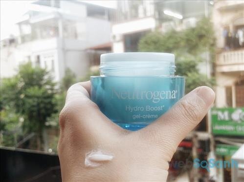 Với chất kem mỏng nhẹ, kem dưỡng Hydro Boost của Neutrogena sẽ giúp da của bạn mềm hơn, căng mọng và đầy sức sống