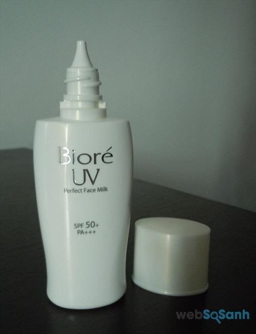 Kem chống nắng Biore UV Perfect Face Milk SPF50 PA+++ có bao bì màu trắng xám, đơn giản, dễ dùng