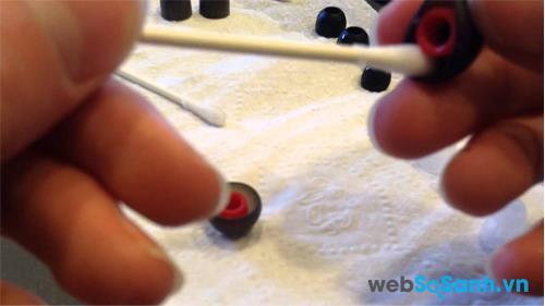 Dùng bông tăm để làm vệ sinh eartip bằng nhựa hoặc cao su Dùng bông tăm để làm vệ sinh eartip bằng nhựa hoặc cao su