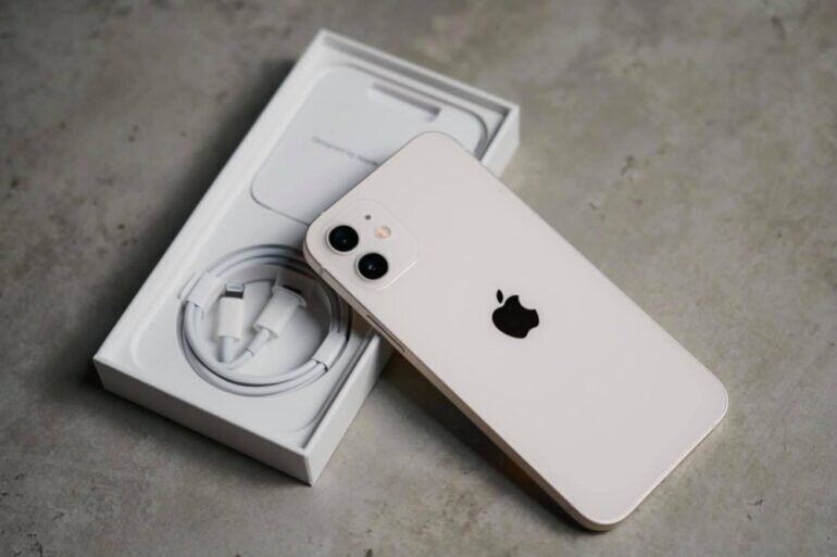 iPhone 12 trắng