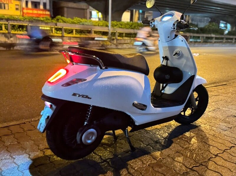 Xe máy điện VinFast Evo NEO đẹp như Vespa, đi tới 117 km/lần sạc, giá chỉ 17 triệu đồng!