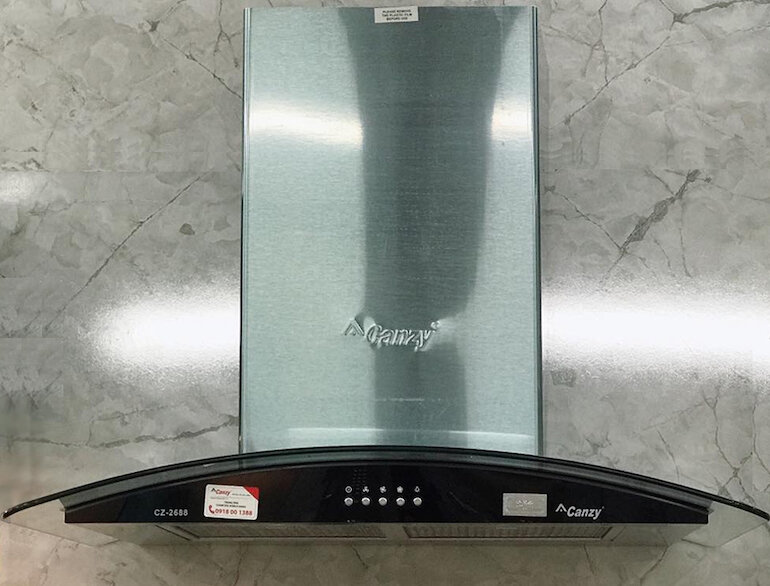 Máy hút mùi Canzy CZ-2688 sở hữu kiểu dáng kính cong mềm mại, có thể gắn áp tường giúp tiết kiệm không gian căn bếp một cách đáng kể.