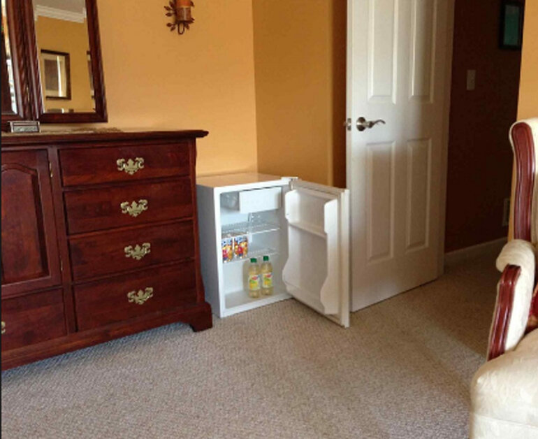 tủ lạnh mini có thể để trong phòng ngủ còn tủ lạnh dung tích lớn hơn thì nên đặt xa phòng ngủ