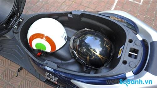 Cốp xe Piaggio Fly cũng khá lớn Cốp xe Piaggio Fly cũng khá lớn