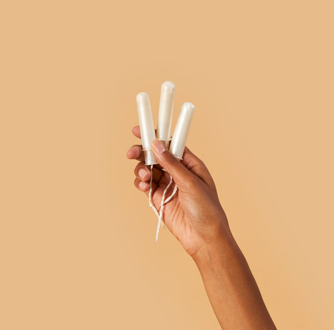 Vệ sinh tay và vùng kín sạch sẽ trước khi đưa tampon vào cơ thể giúp ngăn ngừa việc đưa vi khuẩn vào sâu âm đạo 