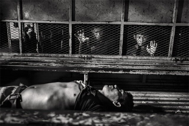 “San Pedro Sula”. Two Children are coming to see the corpse of the Gang killed by suffocation in the prison of San Pedro Sula is taken to the morgue of the Hospital Mario Catarino Rivas. San Pedro Sula, Honduras in August 2014. Photo location: San Pedro Sula, Honduras. (Photo and caption by Javier Arcenillas/National Geographic Photo Contest)