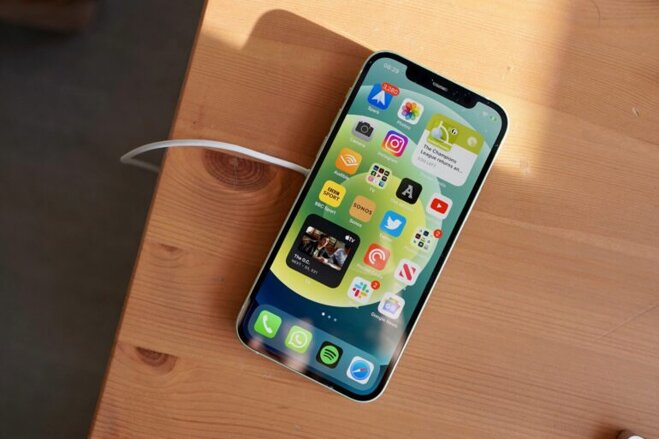 iPhone 12 trắng