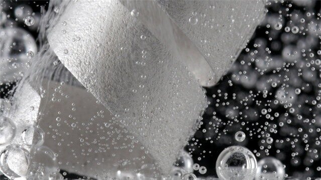 Magnesium reacting with acetic acid and generating hydrogen bubbles. (Photo by Yan Liang/Caters News)