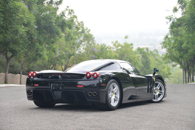  Ferrari Enzo là siêu xe huyền thoại được giới thiệu vào năm 2002, chiếc xe được phát triển để kỷ niệm sinh nhật lần thứ 60 của Ferrari và vinh danh huyền thoại Enzo Ferrari, người sáng lập hãng siêu xe số một thế giới này. 
