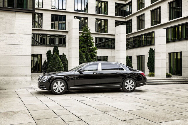  Nếu có vụ nổ xảy ra ở bên ngoài xe, người ngồi bên trong Mercedes-Maybach S600 Guard cũng không cần phải quá lo lắng. Ngay cả gầm xe của Mercedes-Maybach S600 Guard cũng có thể chịu được sức công phá của các thiết bị nổ. Nguyên nhân là do hãng Mercedes-Benz đã phát triển gầm chồng đạn, che phủ toàn bộ phần bên dưới của khoang hành khách. 