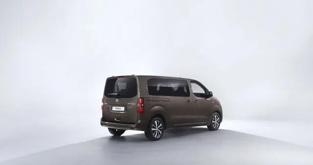  Trong triển lãm Geneva 2016 vừa qua, hãng Toyota đã chính thức giới thiệu Proace Verso với người tiêu dùng châu Âu. Trên thực tế, Toyota Proace Verso là anh em sinh ba với hai mẫu xe MPV khác là Citroen SpaceTourer và Peugeot Traveller. 