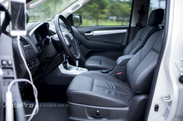  Isuzu MU-X được trang bị nội thất bọc da cùng ghế lái điều chỉnh điện khá thoải mái. 