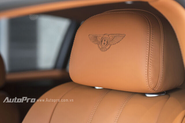  Logo Bentley được thêu tay trên các gối tựa đầu. 