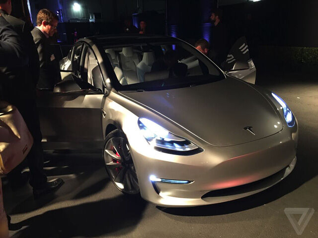  Không dừng ở đó, hãng Tesla còn cải tiến mạng lưới sạc điện Supercharging để hỗ trợ Model 3. Toàn bộ các bản trang bị của Tesla Model 3 đều có thể sạc điện tại các trạm Supercharging. Tesla đặt mục tiêu tăng số lượng trạm sạc Supercharging lên 7.200 trên toàn cầu vào cuối năm 2017. 