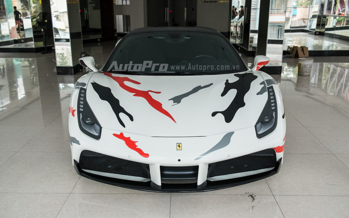  Ferrari 488 GTB có ngoại hình khoẻ khoắn và gọt bỏ bớt những đường cong mềm mại như 458 Italia. Thay vào đó là những nét cắt thẳng đứng đầy góc cạnh. Cản trước được chia làm 3 khoang riêng biệt và có thiết kế theo hình hộp vuông vức tương tự siêu phẩm triệu đô Ferrari LaFerrari. 