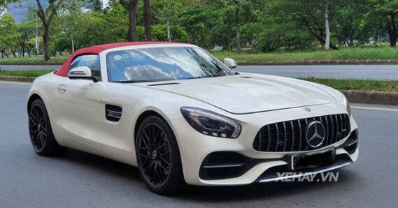 Sài Gòn: Mercedes-AMG GT Roadster dạo phố cuối tuần cùng chủ nhân