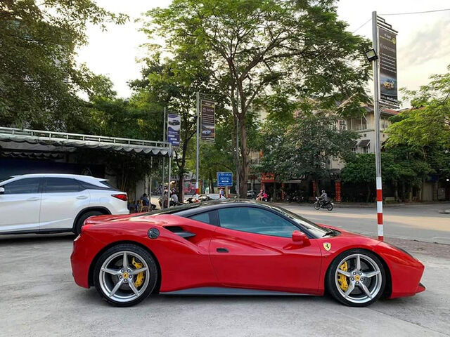 Ferrari 488 GTB bán lại chỉ 6,8 tỷ sau 5 năm, rẻ hơn cả Mercedes-Benz S-Class 2020 - Ảnh 2.