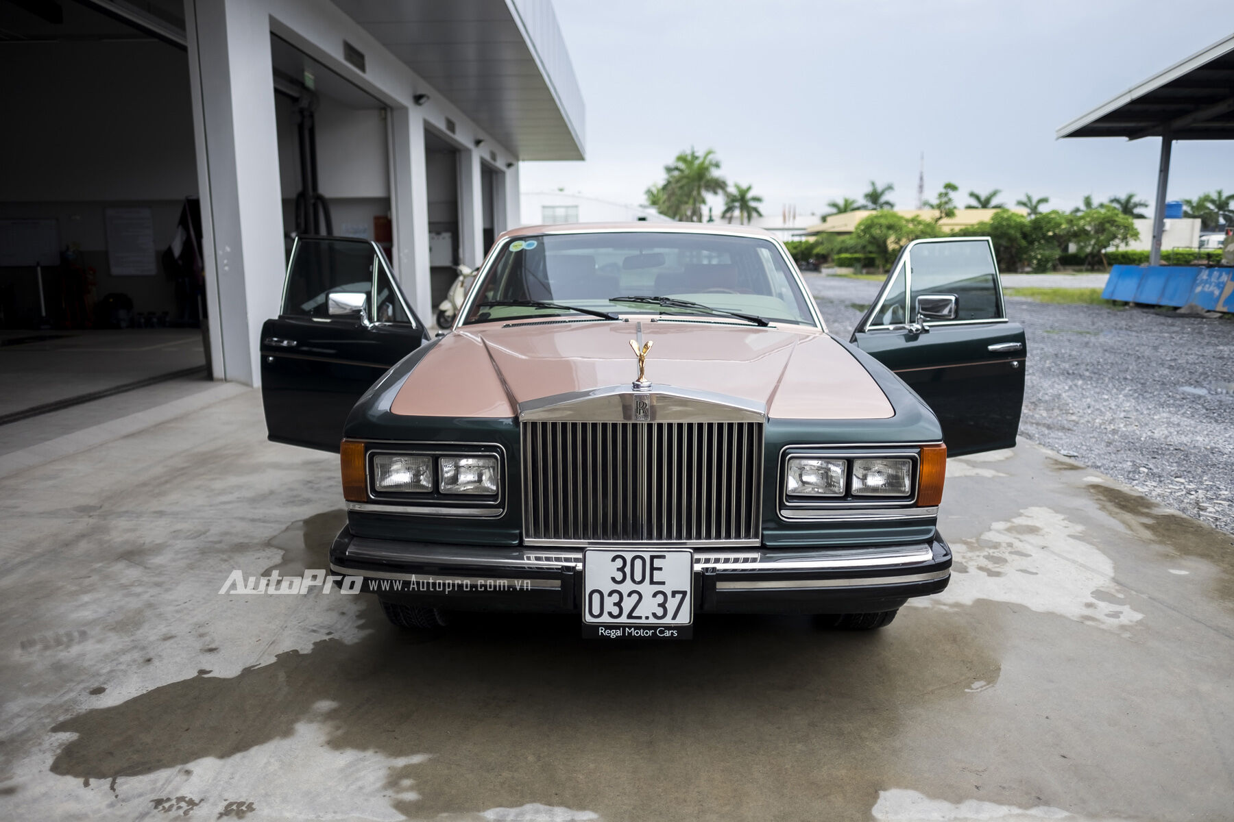  Chiếc xe Rolls-Royce Silver Spirit 1982 này vẫn sử dụng kiểu cửa xe truyền thống chứ không phải kiểu mở ở chính giữa như các mẫu xe Rolls-Royce hiện nay. 