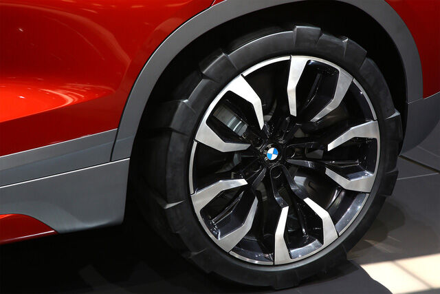  Là xe concept nên chẳng có gì lạ khi BMW X2 được cung cấp bộ vành hợp kim với đường kính lên đến 21 inch, nằm trong vòm bánh nổi bật. 