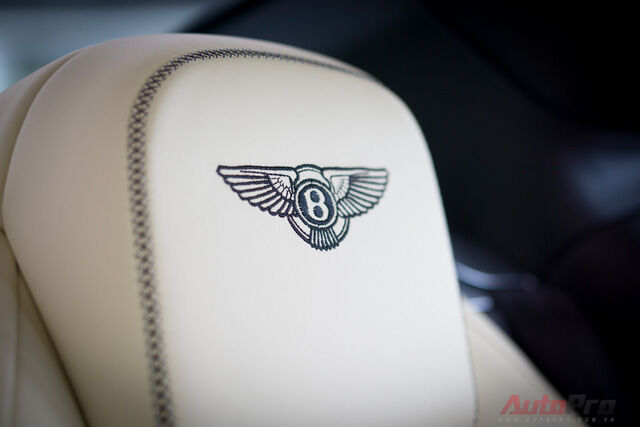  Logo Bentley trên tựa đầu cũng là chi tiết tinh tế khi mất tới 5000 mũi thêu thủ công. 