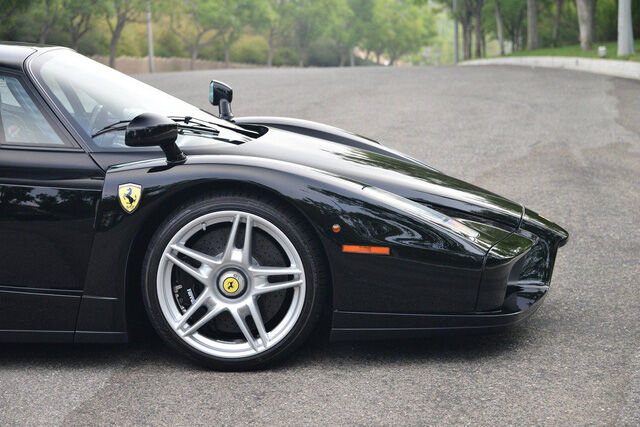  Ferrari Enzo được trang bị động cơ V12, dung tích 6.0 lít, với công suất tối đa 660 mã lực – tại 7.800 vòng/phút, momen xoắn cực đại 657 Nm – tại 5.500 vòng/phút. Sức mạnh này giúp Ferrari Enzo có thể tăng tốc từ 0-100 km/h chỉ trong 3,6 giây, tốc độ tối đa 349 km/h. 