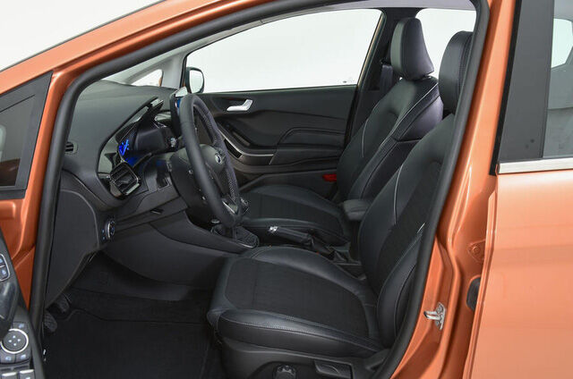  Theo hãng Ford, Fiesta thế hệ mới được trang bị hệ thống treo rắn chắc hơn trước, mang đến khả năng xử lý sắc bén. 