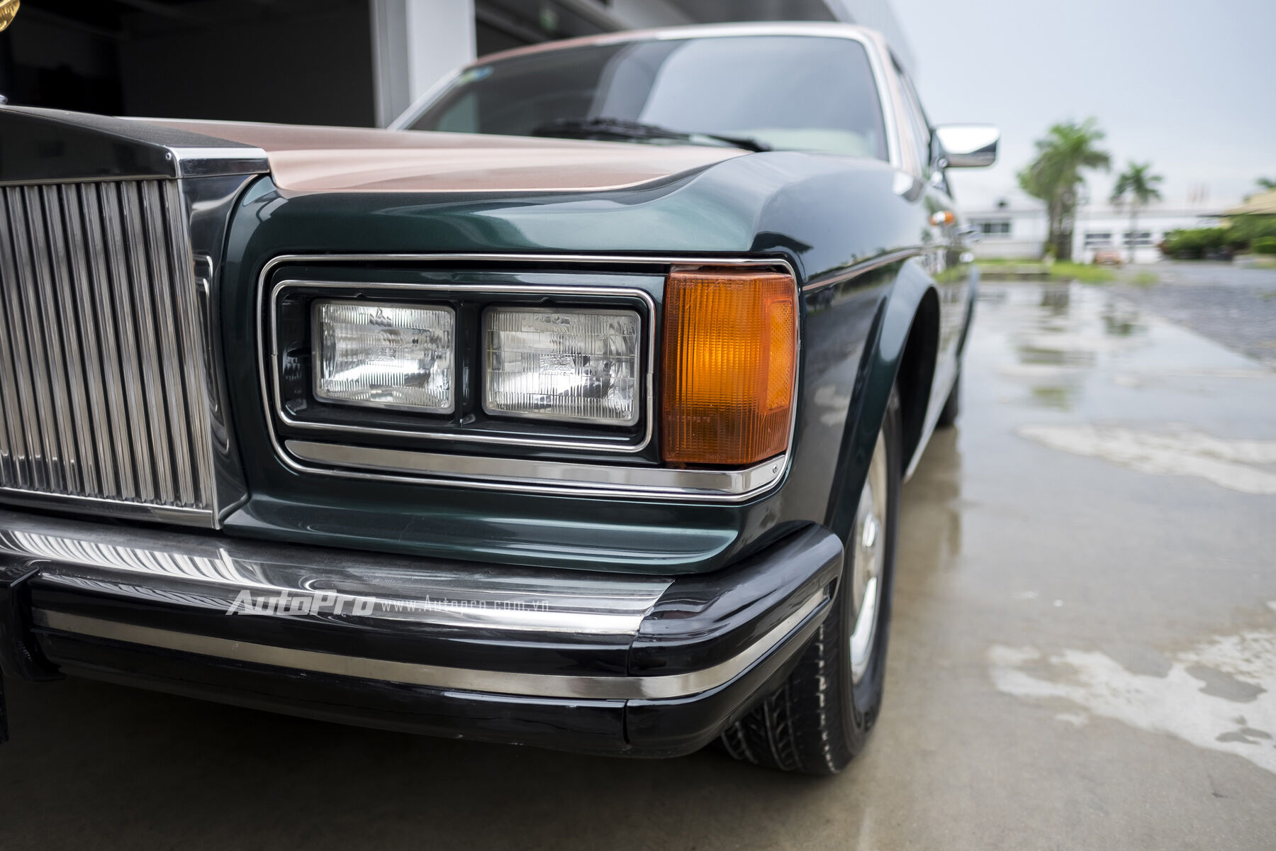  Hệ thống chiếu sáng cho xe Rolls-Royce Silver Spirit 1982 thời bấy giờ vẫn là công nghệ bóng sợi đốt. Và những đường nét thiết kế của xe thì vẫn vuông vắn và lịch sự như thường thấy của những chiếc xe cao cấp thời bây giờ. 