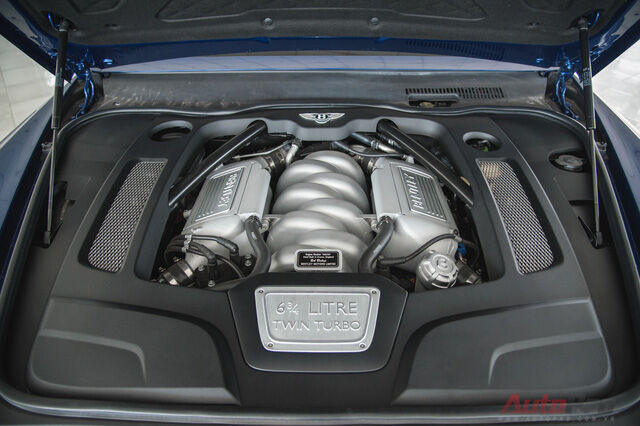  Bentley Mulsanne Speed sử dụng động cơ V8, dung tích 6.75L sản sinh 530 mã lực và mô men xoắn 1000Nm, cao hơn 25 mã lực và 100Nm so với Mulsanne thường. Nhờ sức mạnh đó, phiên bản Speed có thể tăng tốc từ 0-100 km/h trong 4,9 giây và tốc độ tối đa đạt 305 km/h. Đối với 1 chiếc xe nặng hơn 2,5 tấn thì thông số trên quả thực đáng nể. Hiện tại xe đang được rao bán tại showroom Việt Thắng Auto với giá bán 1,4 triệu USD, tương đương khoảng 30 tỷ đồng. 