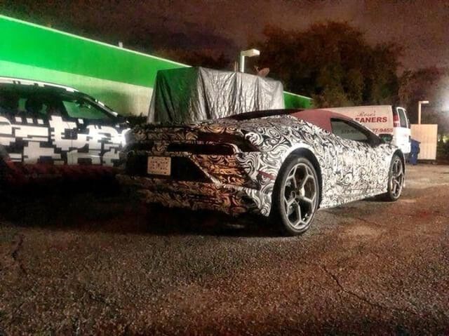 Lamborghini Huracan Spyder 2020 bất ngờ lộ diện: Màn cảm ứng thay bộ nút bấm chiến đấu cơ - Ảnh 2.
