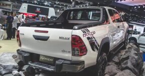 Toyota Hilux Revo Rocco cạnh tranh Ford Ranger Wildtrak và Mitsubishi Triton Athlete