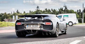 Siêu xe khủng Bugatti Divo lần đầu xuất hiện cạnh Chiron mới