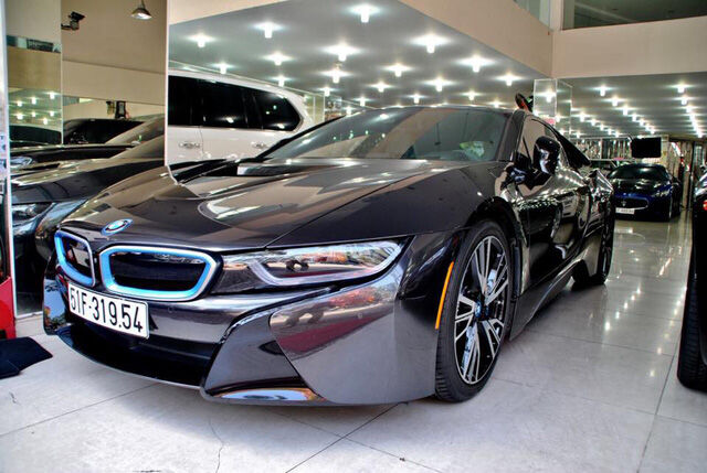  BMW i8 của tay chơi Minh Nhựa đang được rao bán mức giá 4,3 tỷ Đồng. 