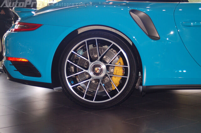  Cặp la-zăng 20 inch 7 chấu kép có thiết kế lạ mắt, đi kèm là hệ thống phanh gốm cùng kẹp phanh màu vàng rực của Porsche. 