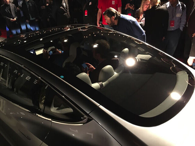  Ông Musk cho biết, Tesla Model 3 có đủ chỗ cho 5 người trưởng thành ngồi thoải mái. Thậm chí, người dùng có thể mang theo ván lướt sóng dài 2,1 mét bên trong Tesla Model 3. 